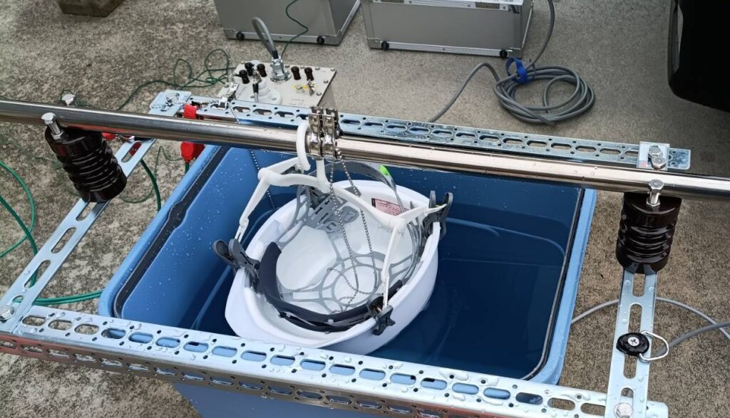 電気用安全帽耐電圧試験